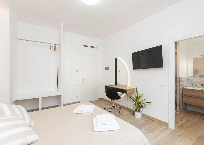 Vatican Luxury Flat 3 With Kitchen